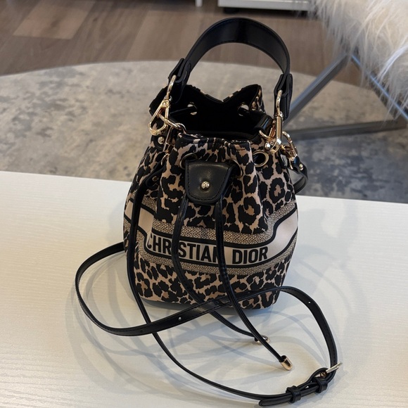 NWT Dior Beauty ❤️ Leopard Cheetah Print Bucket Crossbody Top Handle Bag  🎁 - Picture 2 of 9